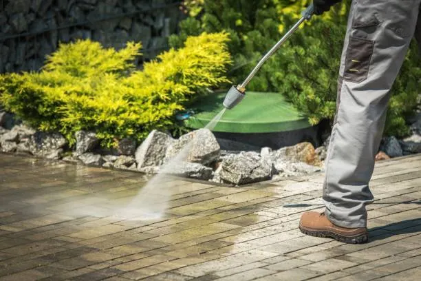 Man Power washing